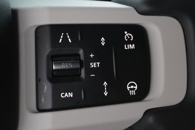 Used 2025 Land Rover Defender 110 X-Dynamic SE image 11