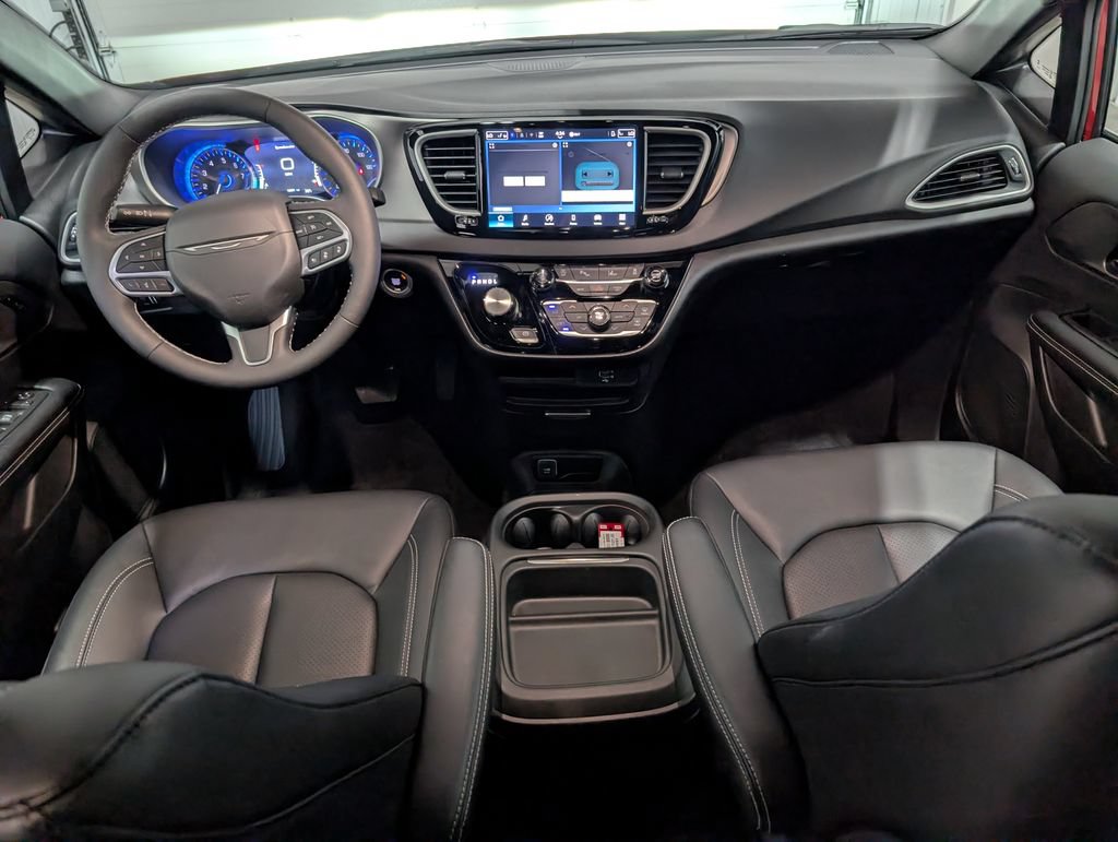 Used 2027 Chrysler Pacifica Select FWD image 12