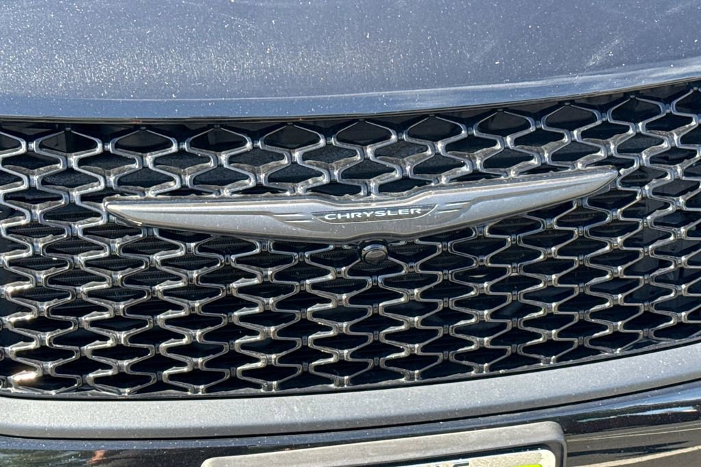 Used 2025 Chrysler Pacifica Limited image 8