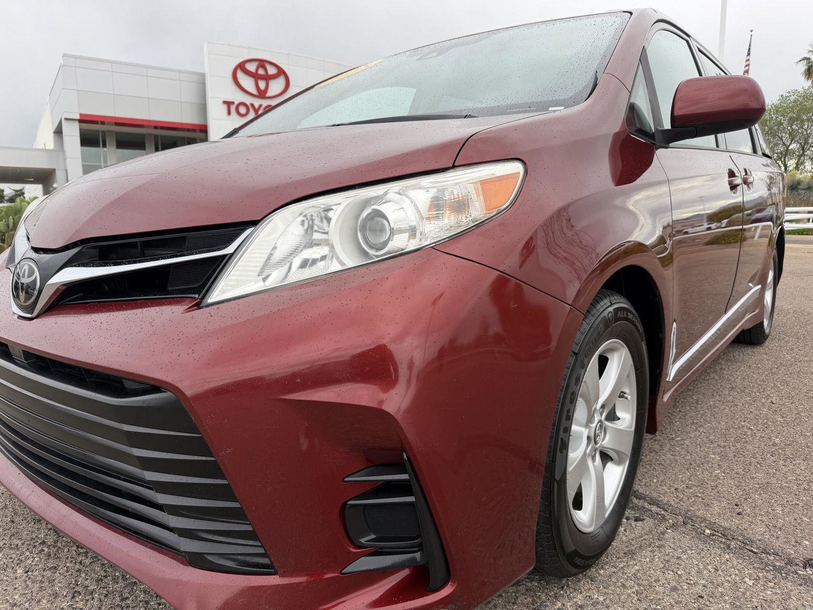 Used 2018 Toyota Sienna LE w/ Carpet Mat Package FWD image 11