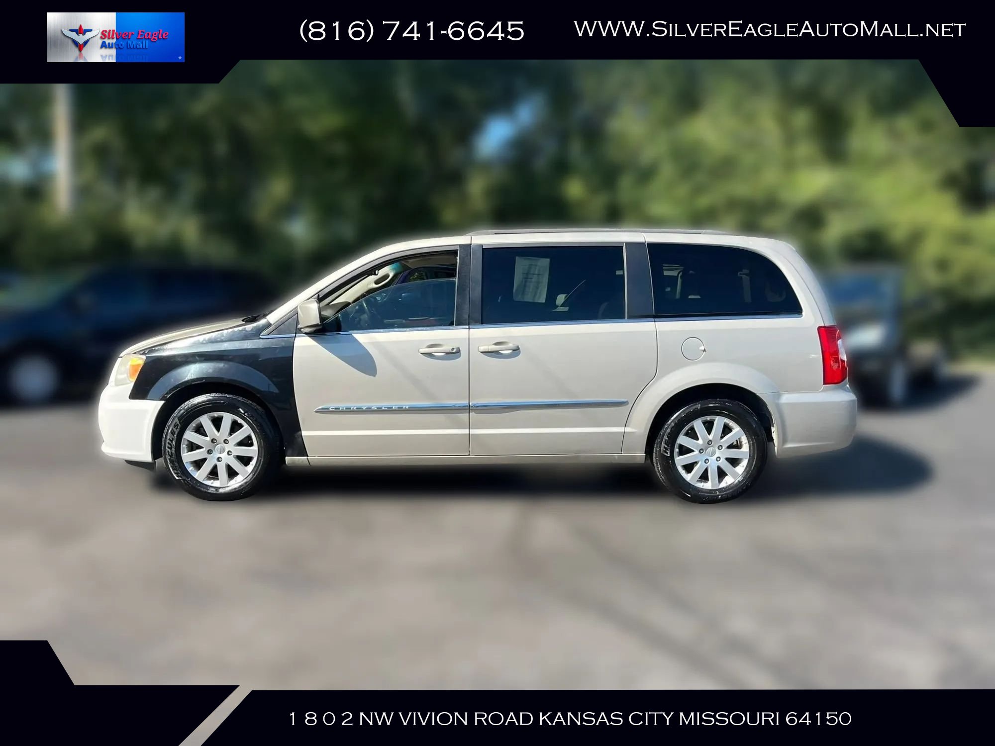 Used 2012 Chrysler Town & Country Touring w/ Entertainment Group #1 FWD image 2