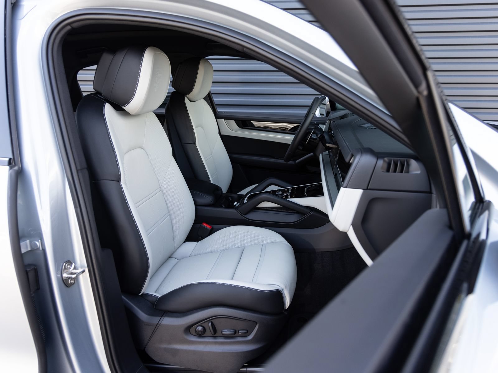 New 2026 Porsche Cayenne Coupe AWD/4WD image 33