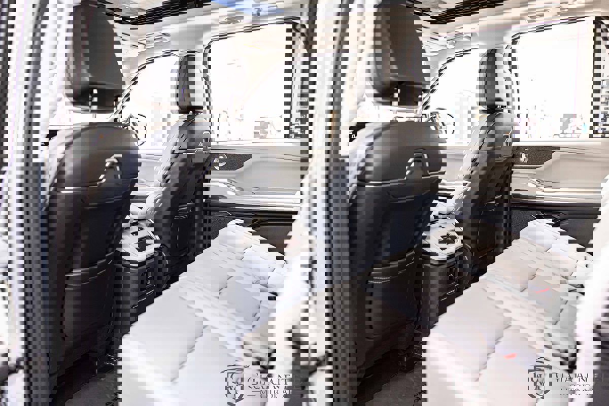 Used 2025 Lincoln Navigator Reserve image 32