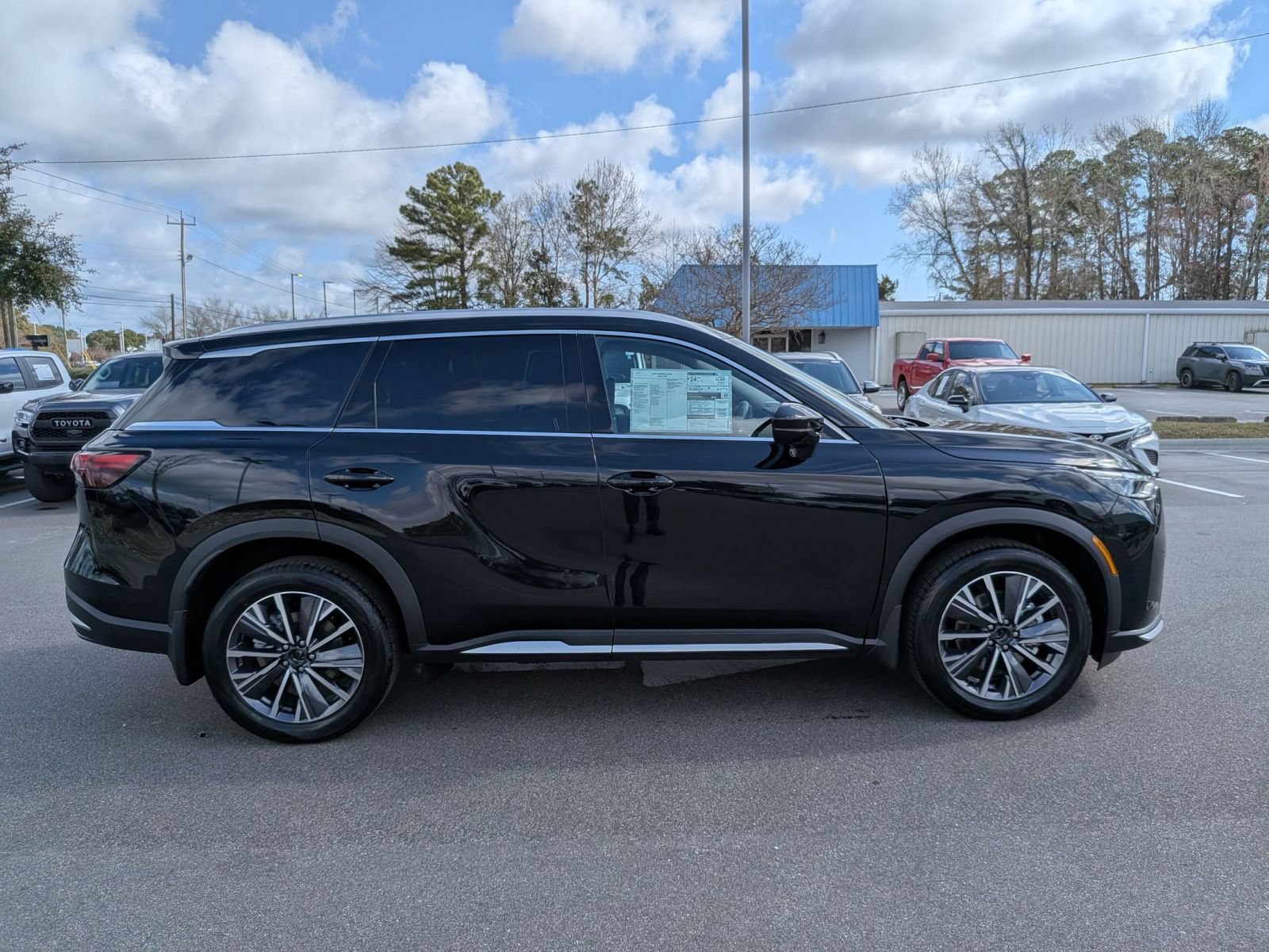 Used 2026 INFINITI QX60 Luxe w/ Cargo Package AWD/4WD image 2