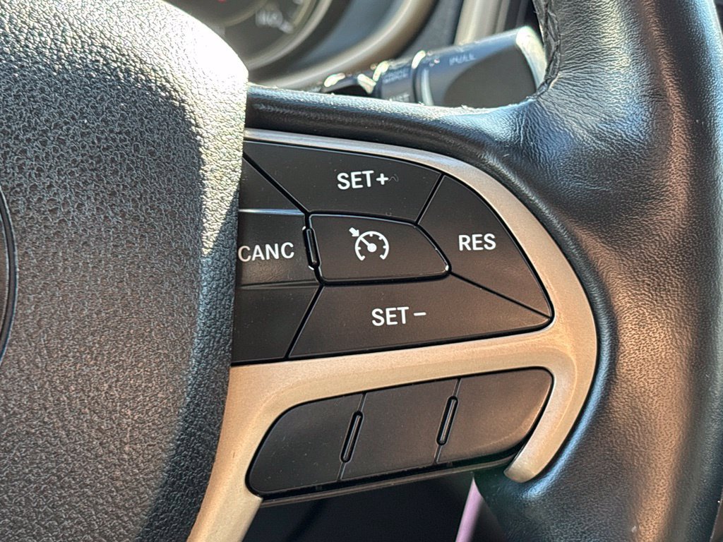 Used 2015 Jeep Cherokee Latitude w/ Cold Weather Group AWD/4WD image 18