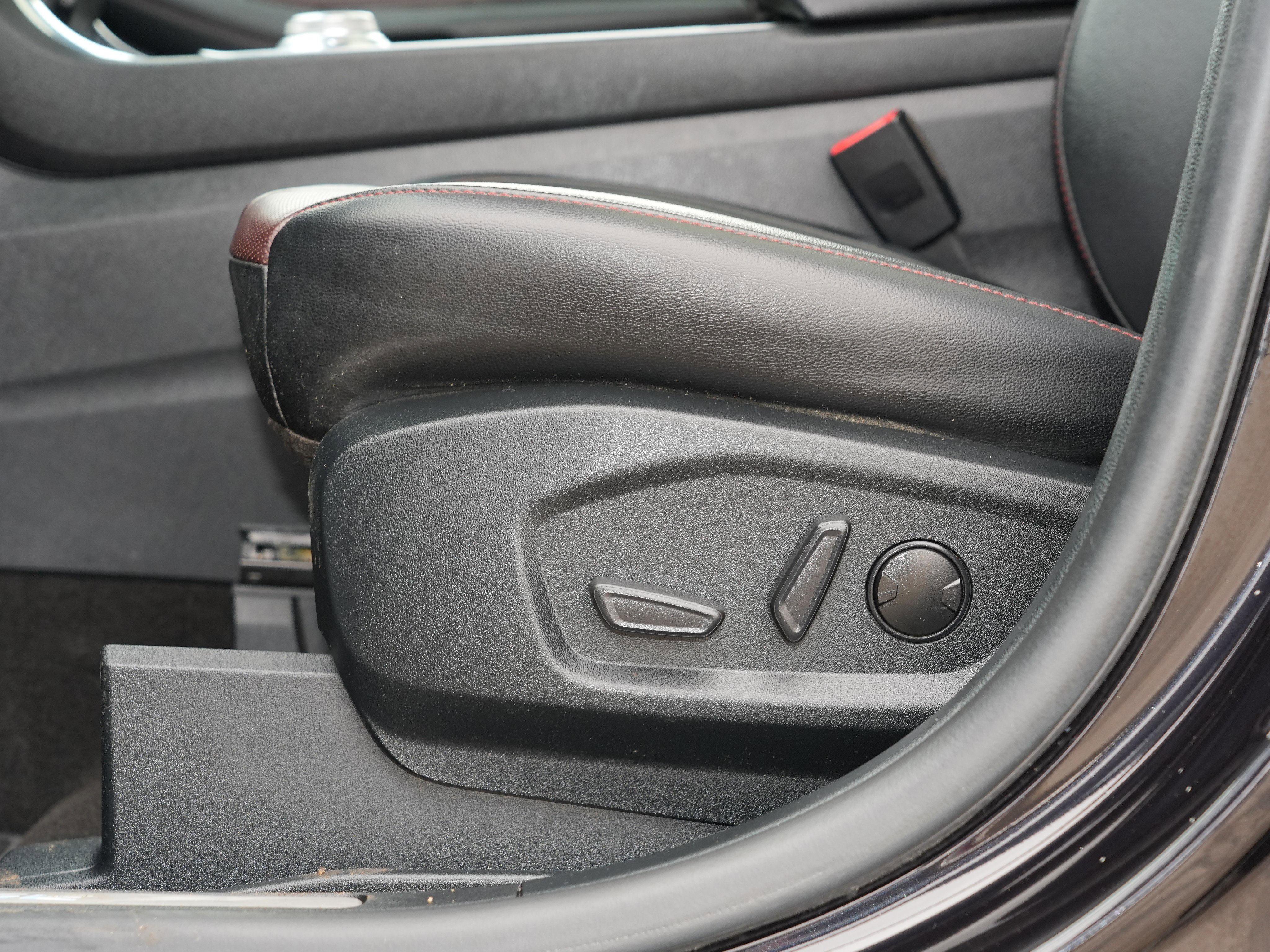 Used 2020 Ford Edge Titanium w/ Equipment Group 301A image 18