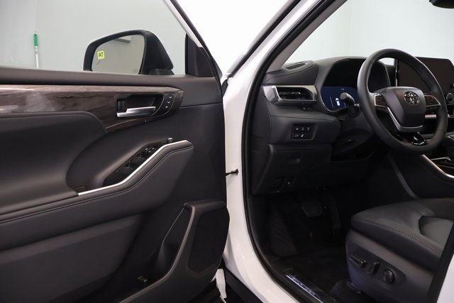 New 2026 Toyota Highlander Platinum image 11