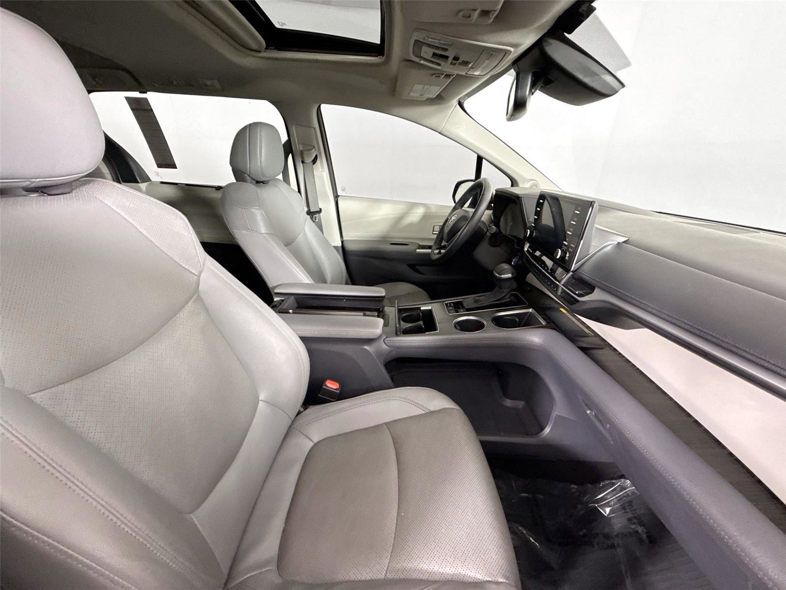 Used 2023 Toyota Sienna Limited FWD image 46