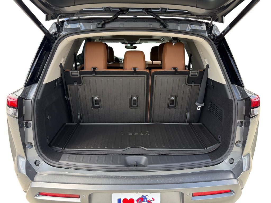 New 2026 Nissan Pathfinder Platinum w/ Cargo Package FWD image 18