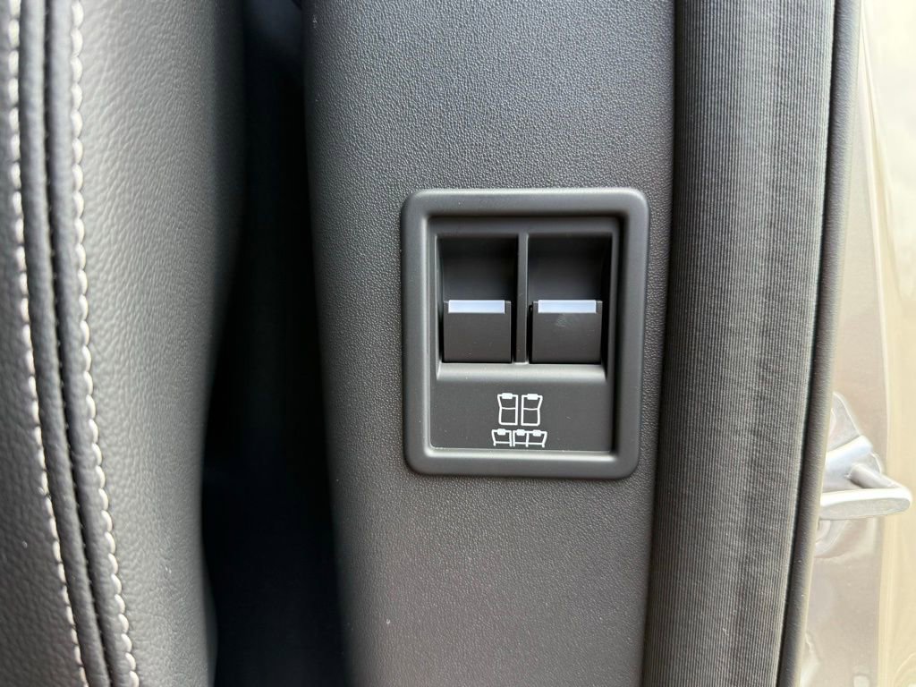 Certified 2025 Land Rover Discovery Dynamic SE image 34