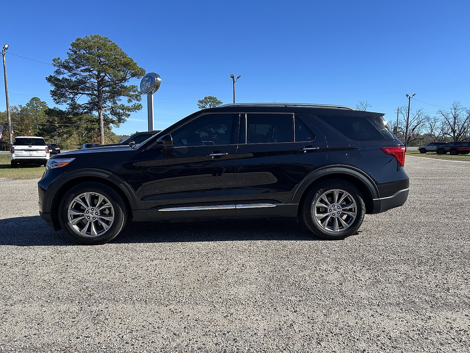 Used 2024 Ford Explorer Limited image 2