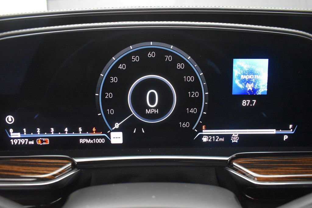Used 2022 Cadillac Escalade Premium Luxury AWD/4WD image 18
