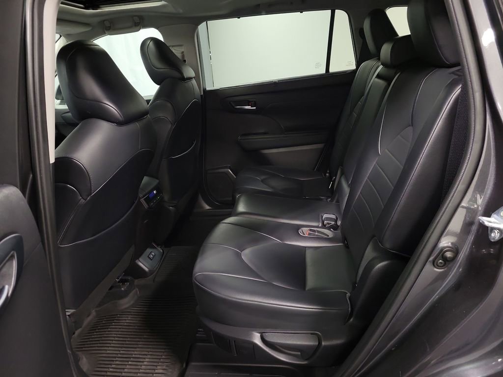 Used 2021 Toyota Highlander XLE image 24