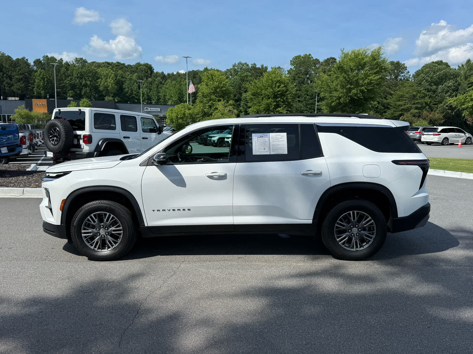Used 2024 Chevrolet Traverse LT FWD image 2