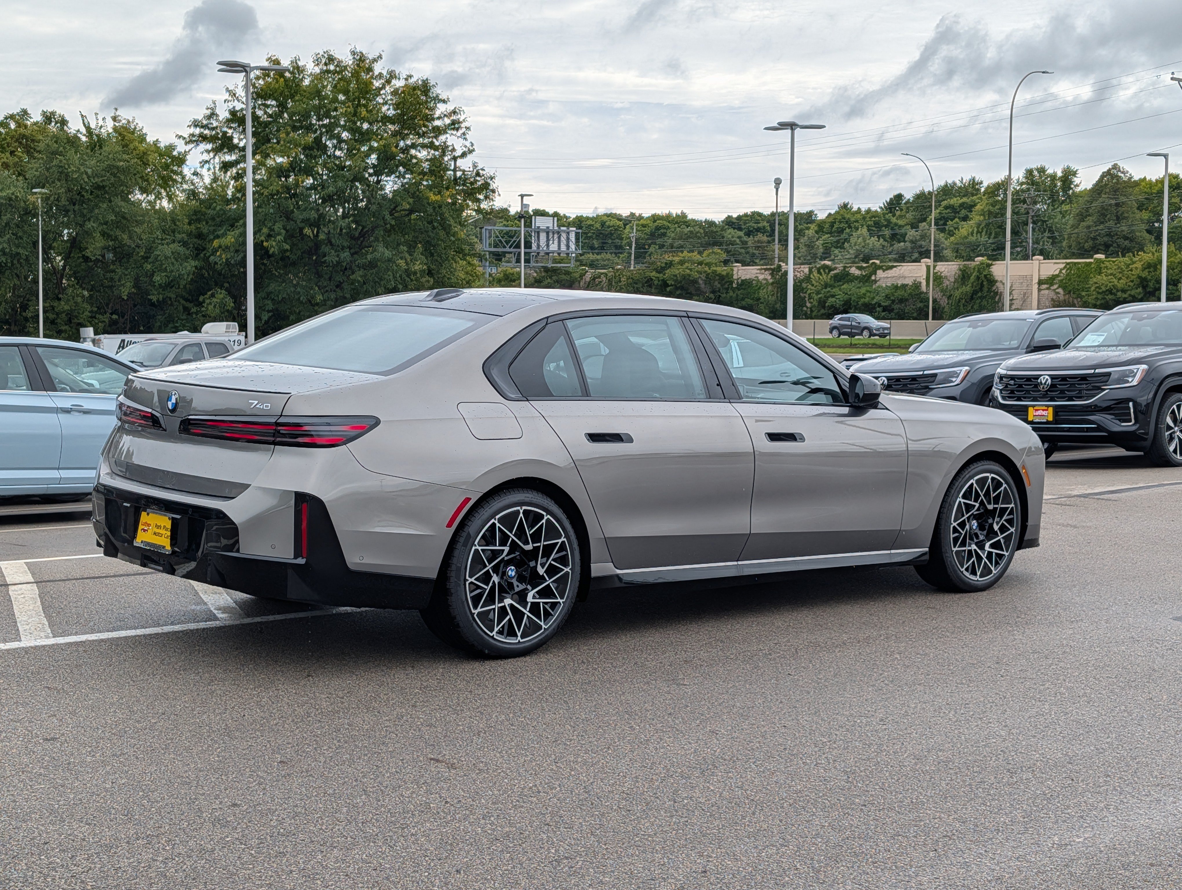 New 2027 BMW 740i xDrive AWD/4WD image 2