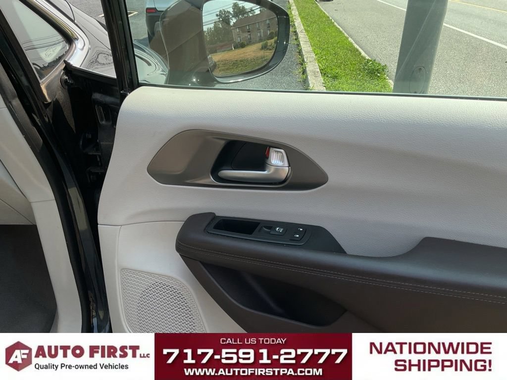 Used 2018 Chrysler Pacifica Touring-L w/ Advanced Safetytec Group FWD image 18
