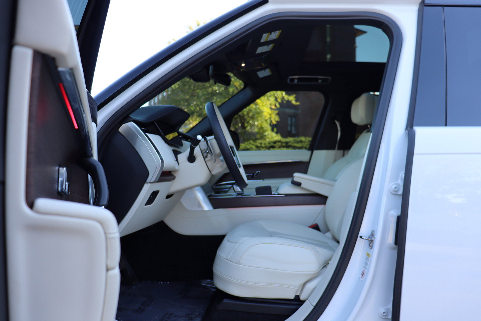 Used 2025 Land Rover Range Rover Autobiography AWD/4WD image 11