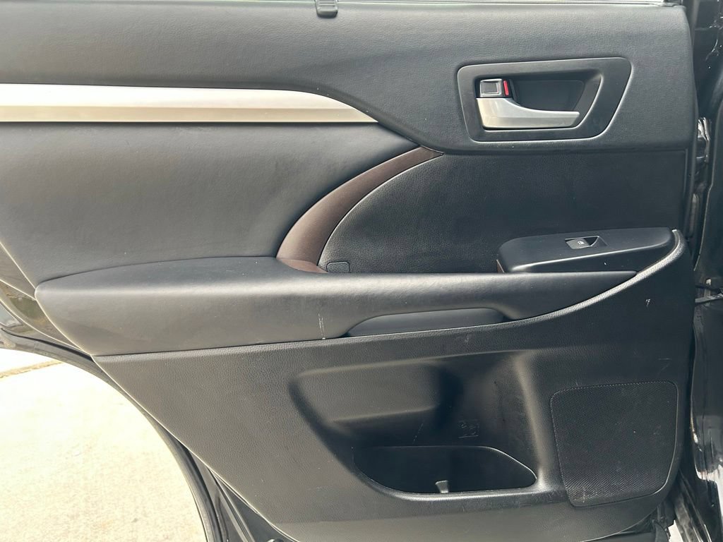 Used 2019 Toyota Highlander XLE FWD image 24