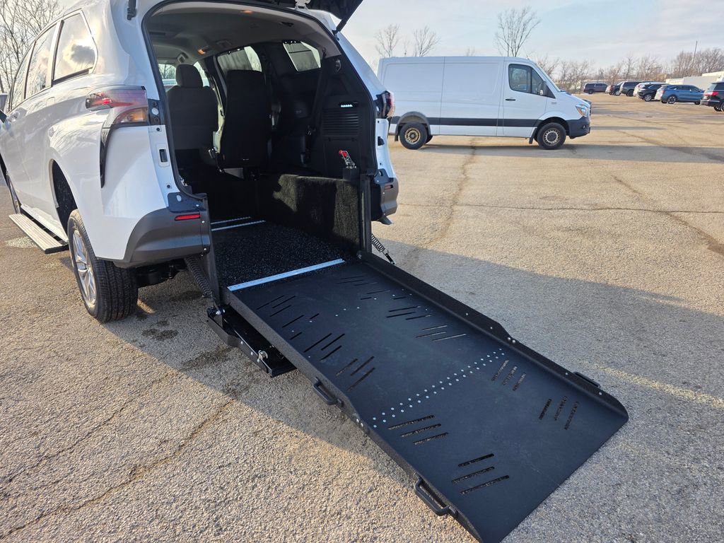 Used 2026 Toyota Sienna LE image 38