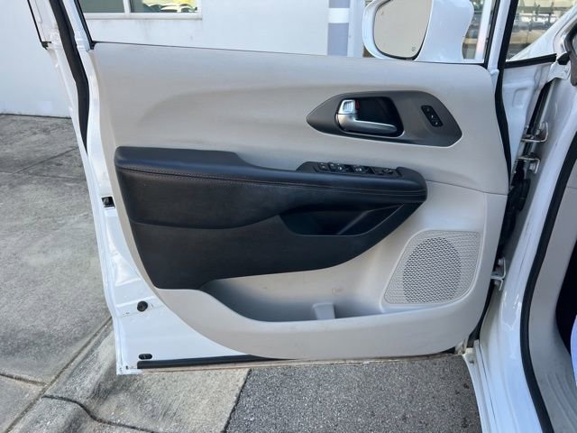 Used 2020 Chrysler Pacifica Touring-L w/ Tire & Wheel Group image 27