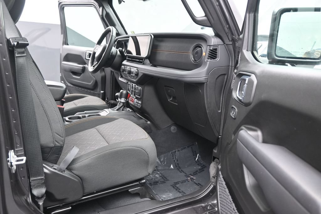 Used 2025 Jeep Gladiator Mojave w/ Convenience Group AWD/4WD image 17