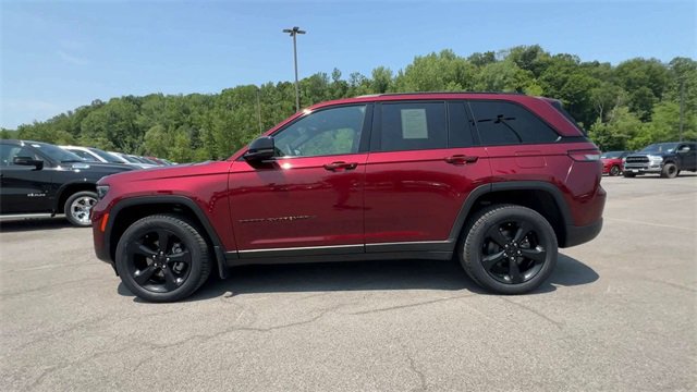 Used 2023 Jeep Grand Cherokee Altitude image 5