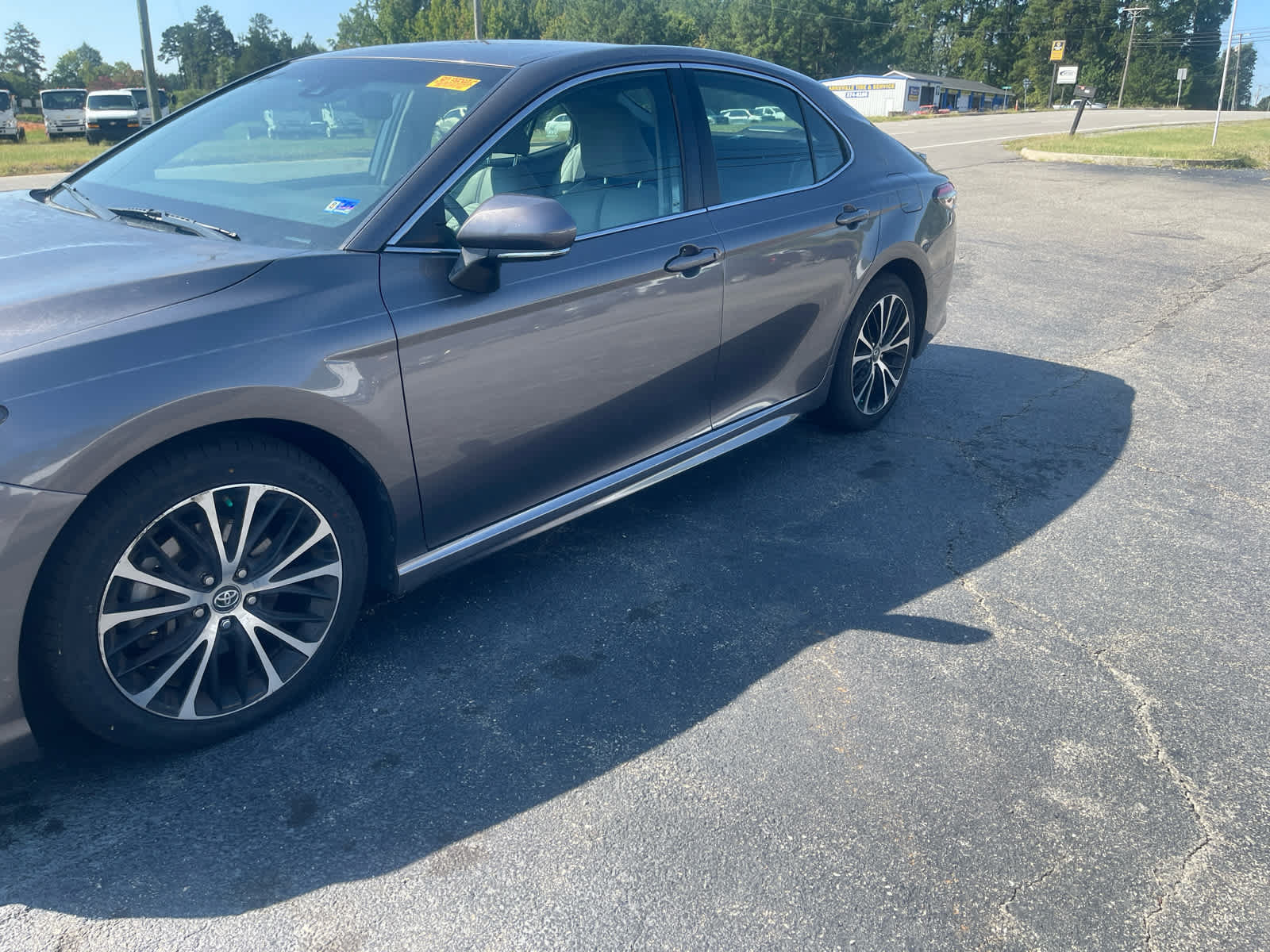 Used 2018 Toyota Camry SE w/ Convenience Package FWD image 2