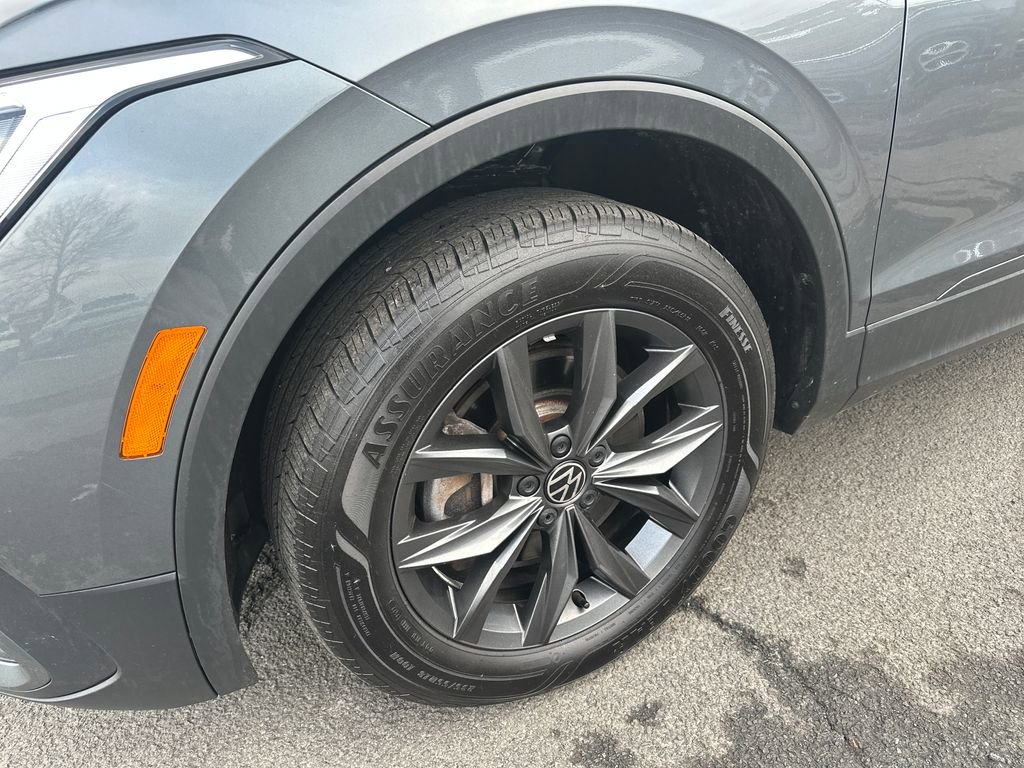 Used 2022 Volkswagen Tiguan SE image 2