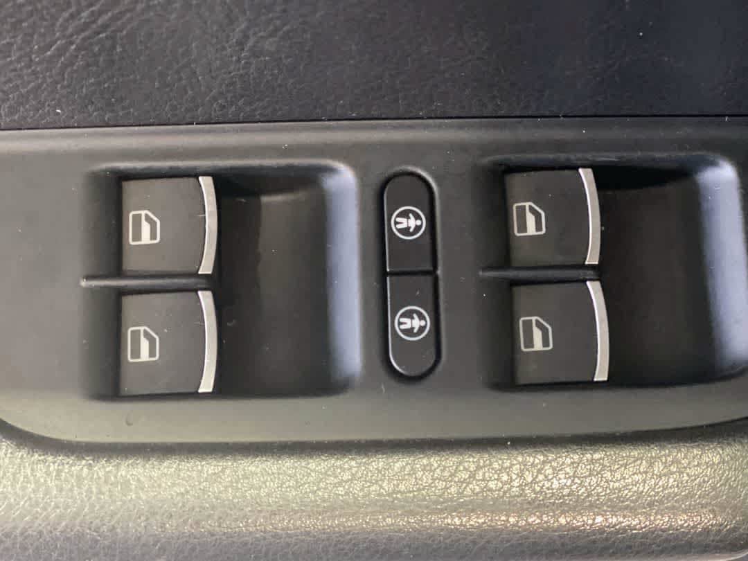 Used 2016 Volkswagen Touareg Sport AWD/4WD image 16