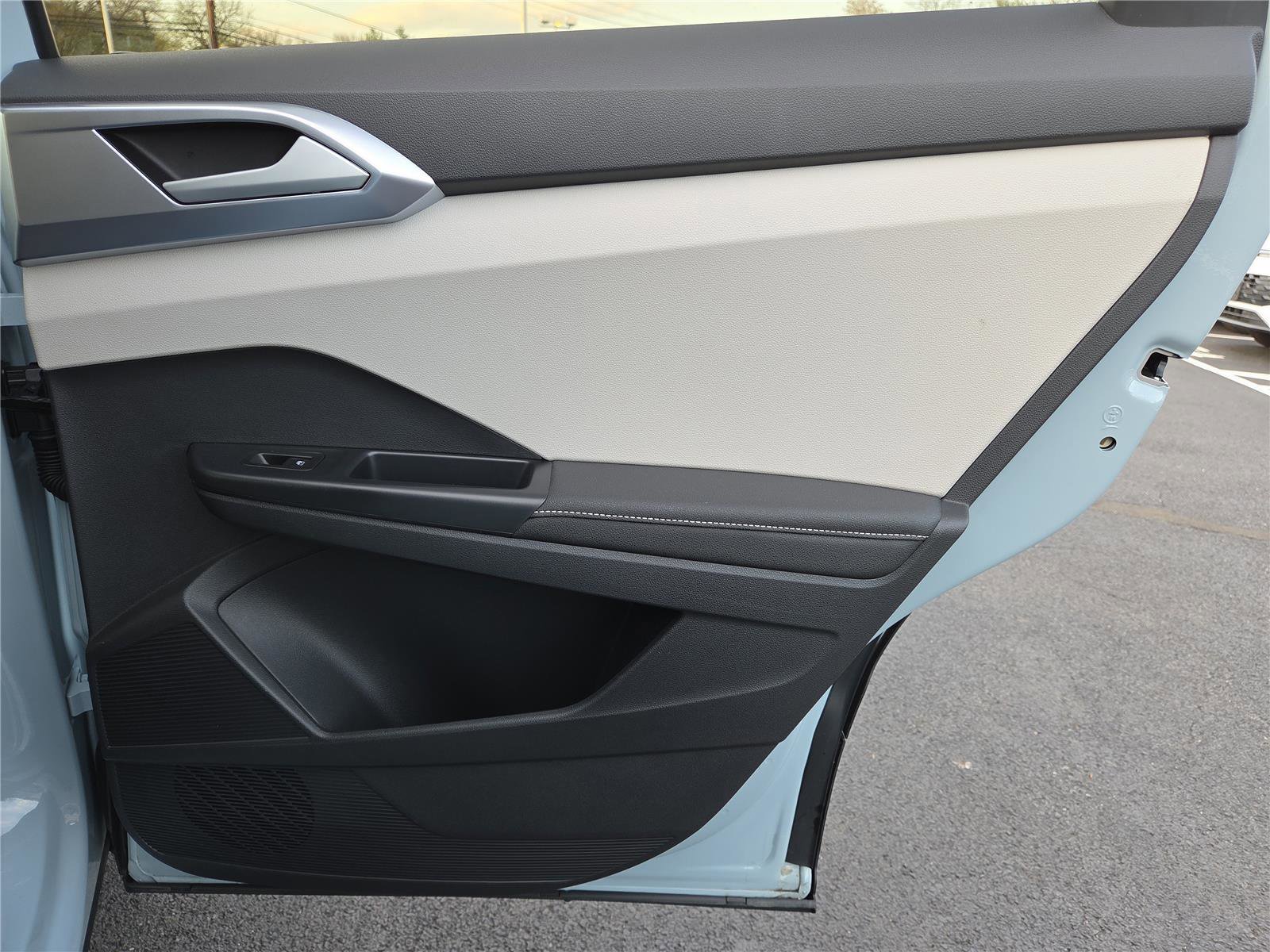 Used 2025 Volkswagen Taos SE w/ Panoramic Sunroof Package image 28