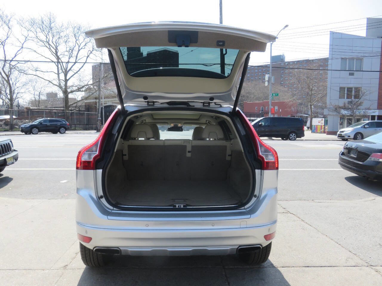 Used 2015 Volvo XC60 T6 Premier Plus image 23