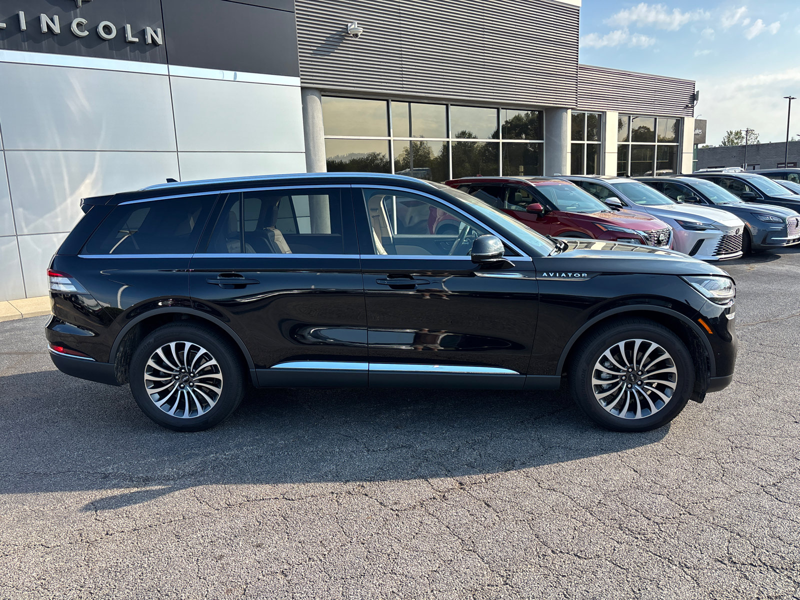 Used 2021 Lincoln Aviator Reserve w/ Equipment Group 201A AWD/4WD image 8