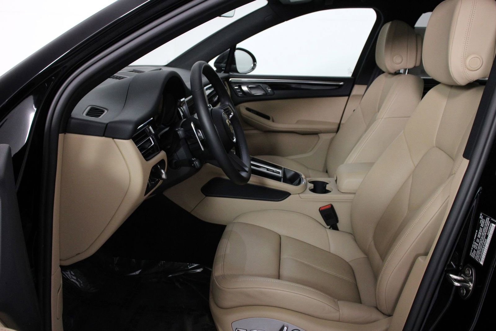 Certified 2025 Porsche Macan image 5