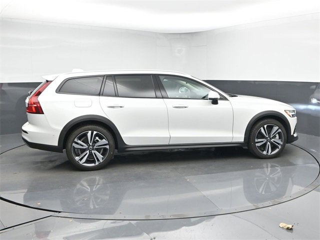 Used 2024 Volvo V60 B5 Cross Country Plus image 8