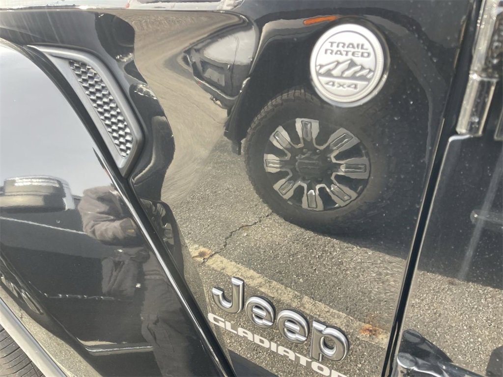 Used 2022 Jeep Gladiator Overland w/ Cold Weather Group image 3