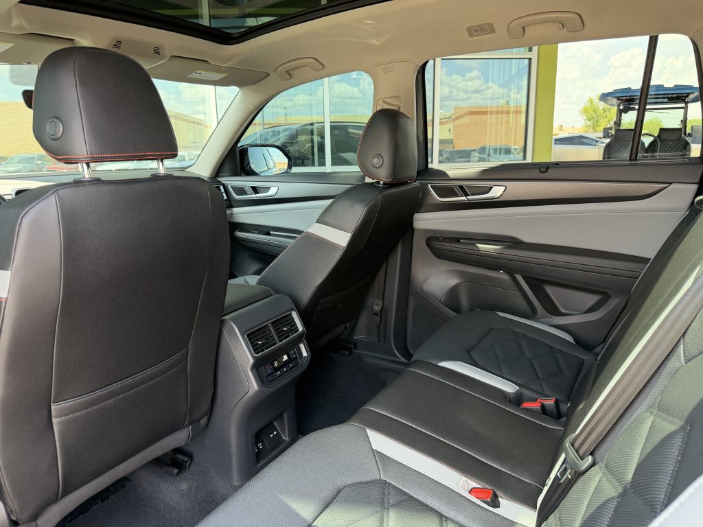 Used 2025 Volkswagen Atlas Peak Edition SE AWD/4WD image 34