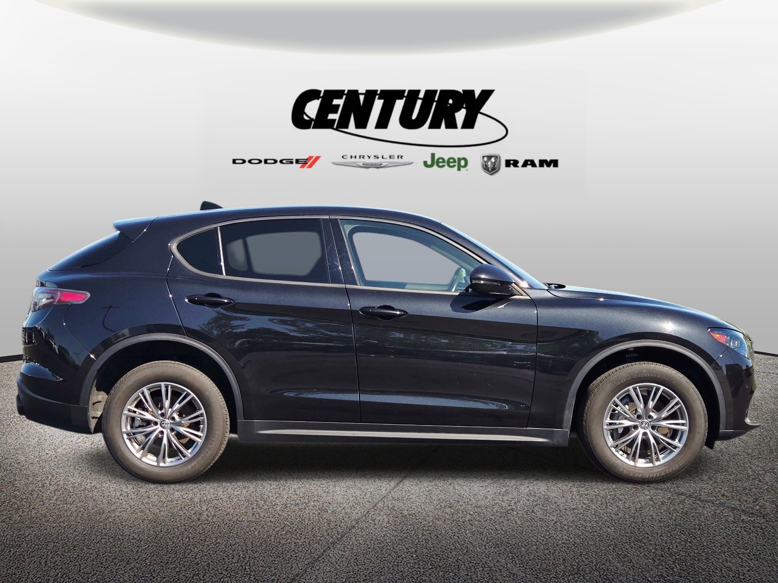 Used 2024 Alfa Romeo Stelvio Sprint image 2