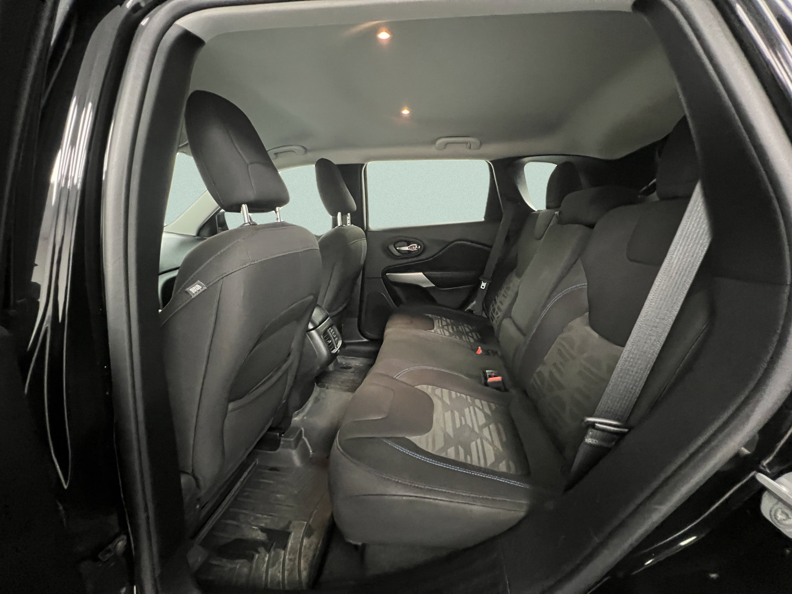 Used 2020 Jeep Cherokee Latitude AWD/4WD image 34