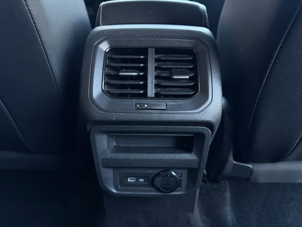 Used 2024 Volkswagen Tiguan SE image 28