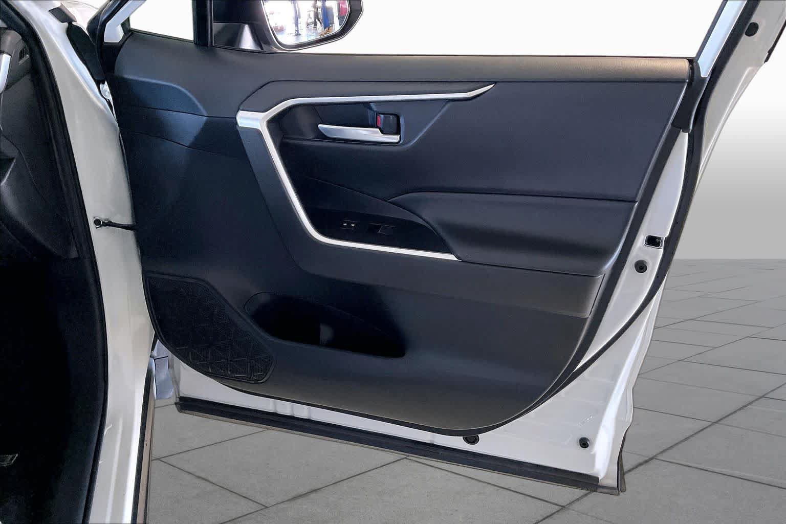 Used 2020 Toyota RAV4 XLE Premium FWD image 21