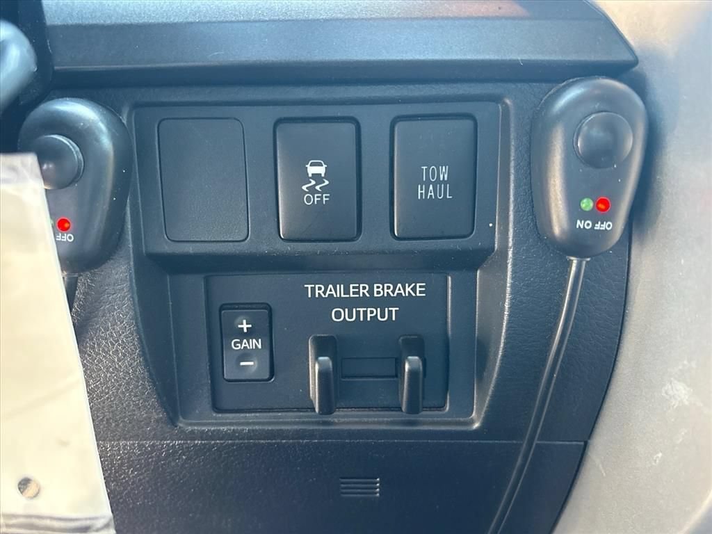 Used 2019 Toyota Tundra SR5 w/ SR5 Upgrade Package AWD/4WD image 17