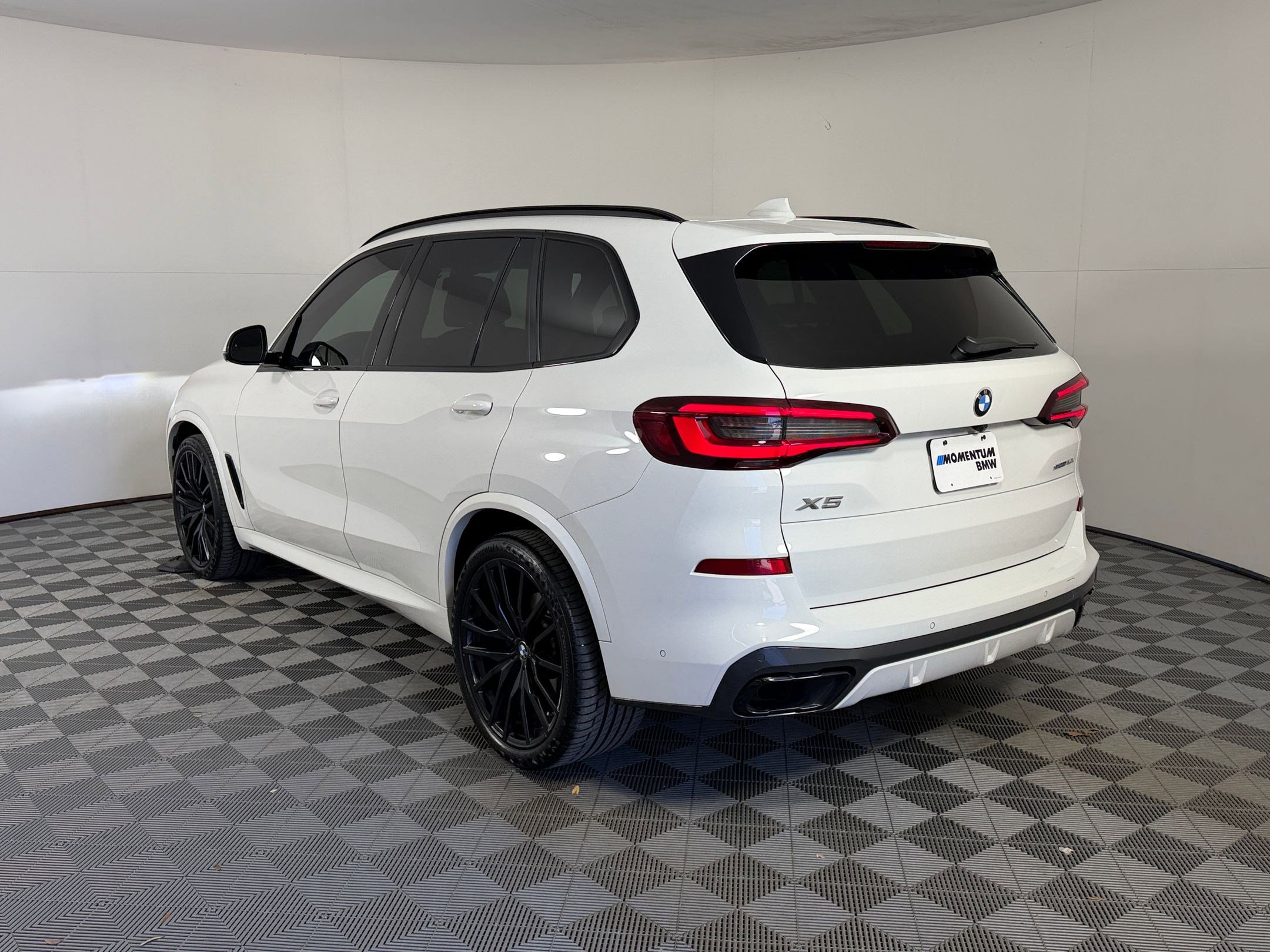 Used 2022 BMW X5 sDrive40i w/ M Sport Package RWD image 3