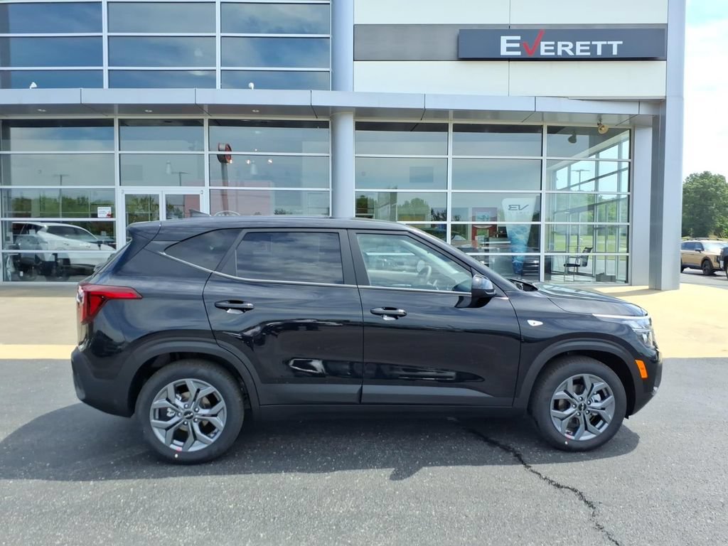 New 2026 Kia Seltos LX FWD image 2