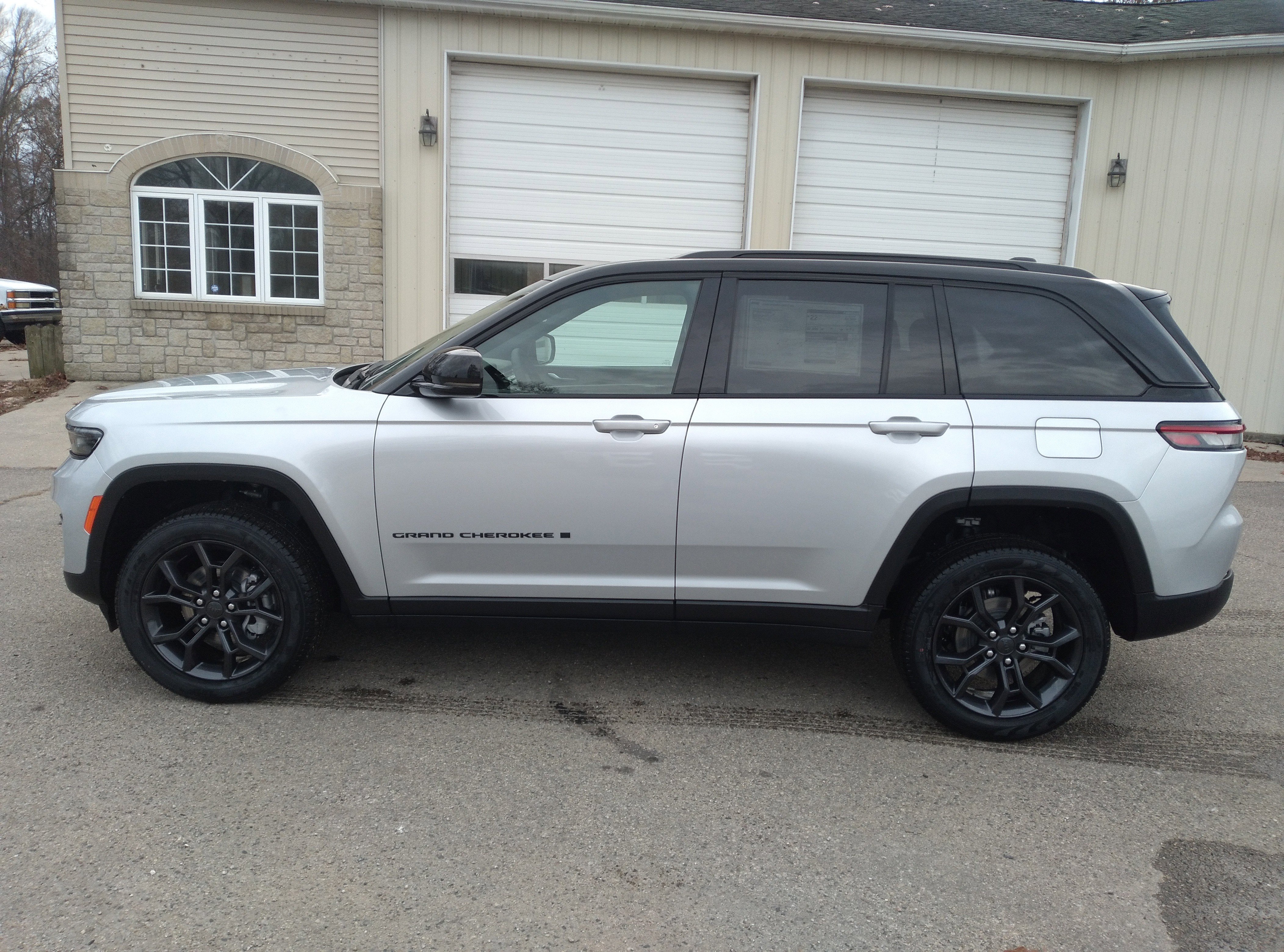 New 2025 Jeep Grand Cherokee Limited image 11