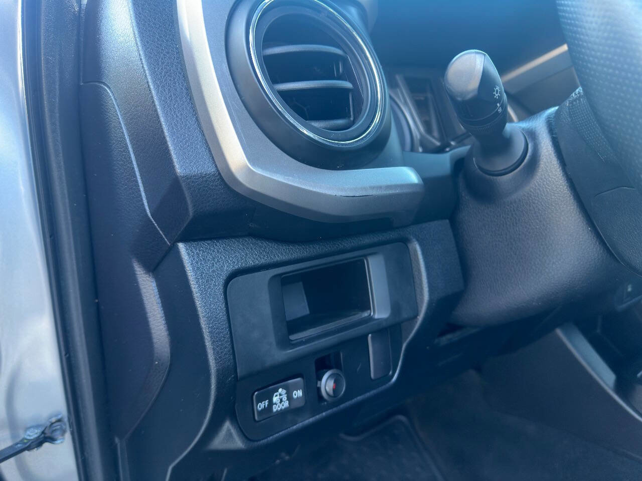 Used 2016 Toyota Tacoma SR5 w/ SR5 Appearance Package (SN) AWD/4WD image 22