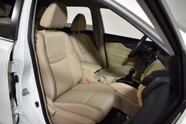 Used 2017 Nissan Rogue SV w/ SV Premium Package FWD image 35
