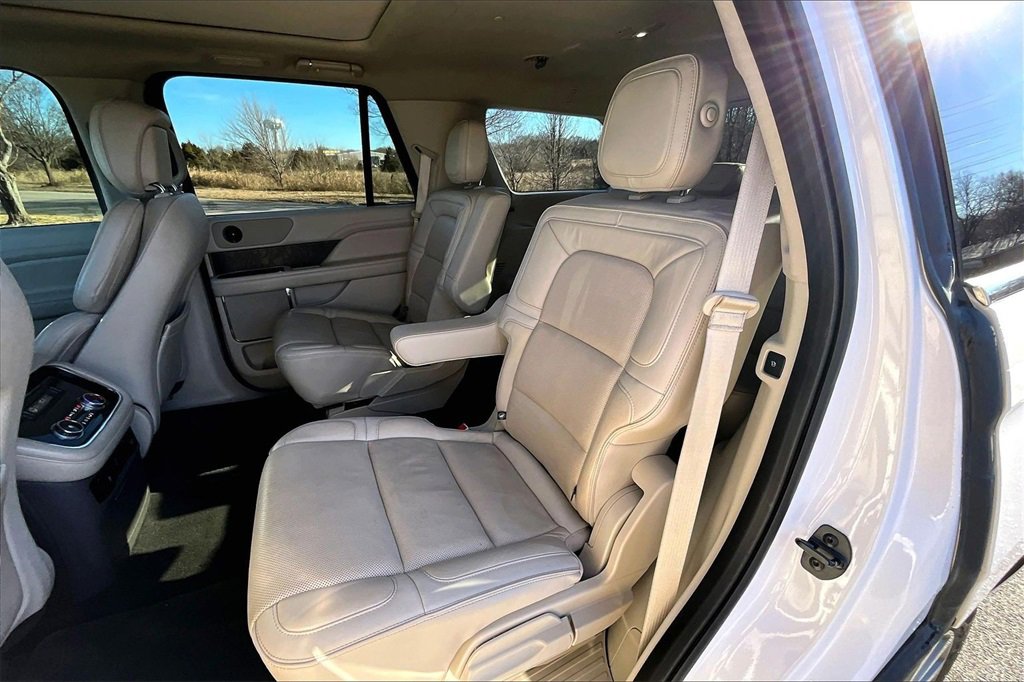 Used 2019 Lincoln Navigator Select image 23