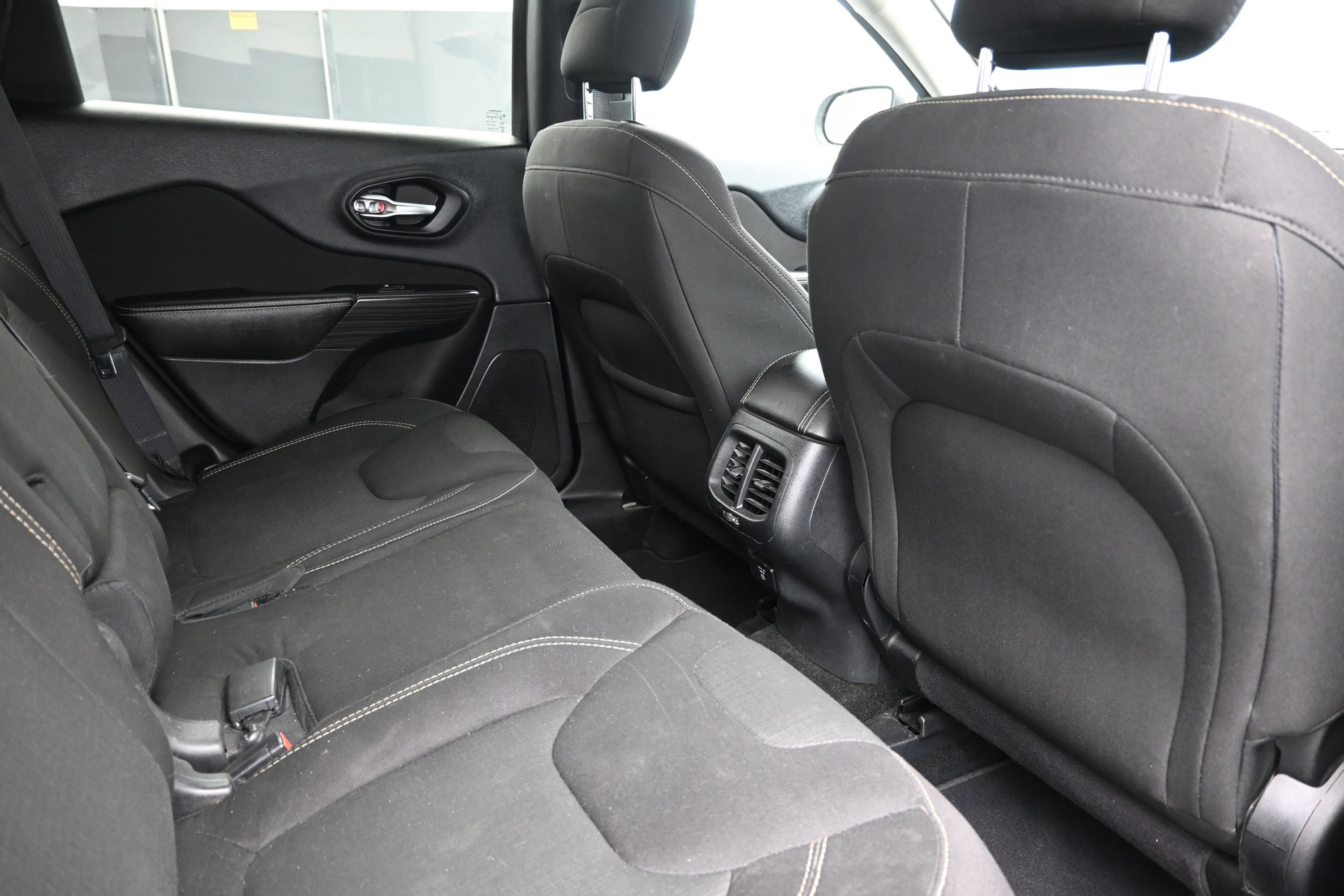 Used 2016 Jeep Cherokee Latitude AWD/4WD image 24