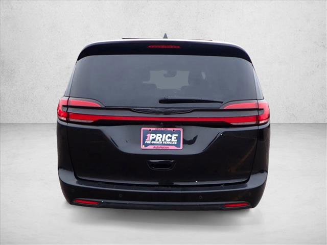 Used 2022 Chrysler Pacifica Touring-L image 3