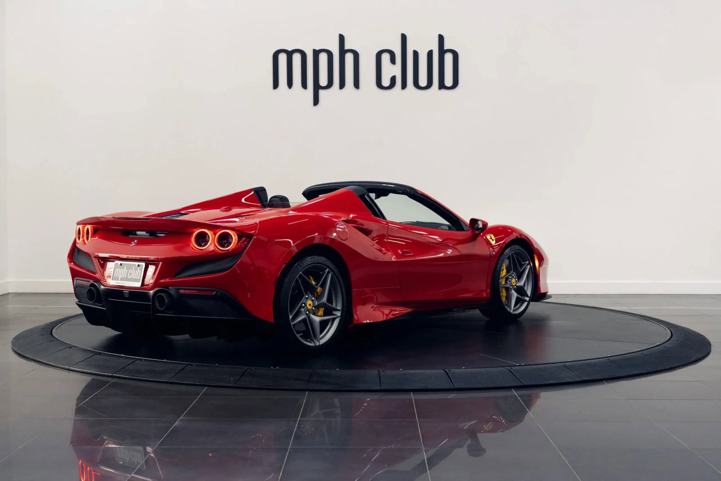 Used 2021 Ferrari F8 Spider image 5